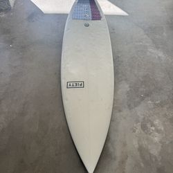 5’10 surfboard
