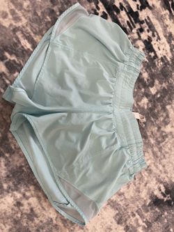 Lululemon Women’s Size 6 Mint Green Lined Running Shorts Mesh Trim Zip Pocket