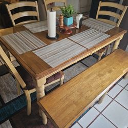 Dinning Table. In Good Condition 