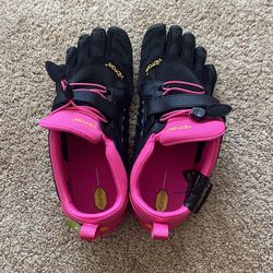 Women’s Size 9-9.5 Vibram Toe Shoes
