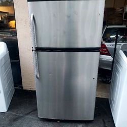 33 Wide Refrigerator Slight Scratch And Dent