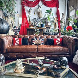 Restoration Hardware Chesterfield Sofa in Vintage Cigar leather Kensington couch!😍