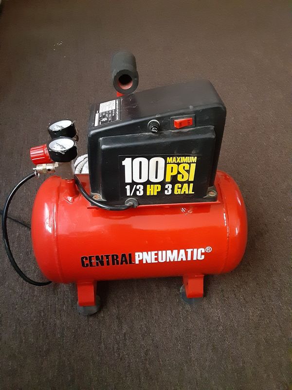 central pneumatic 100 PSI air compressor for Sale in Bakersfield, CA