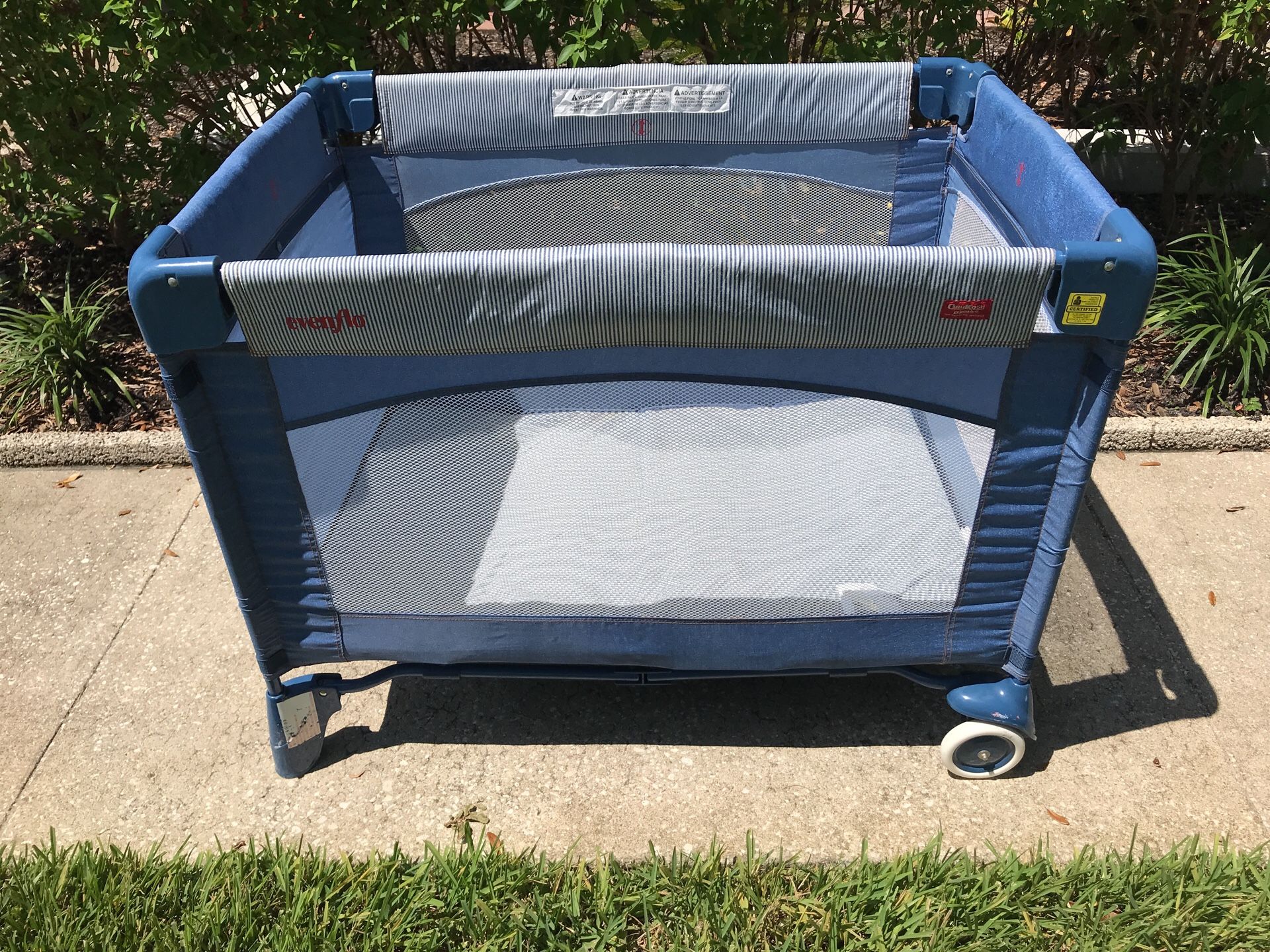 Oshkosh B’gosh / Evenflo play pen play yard