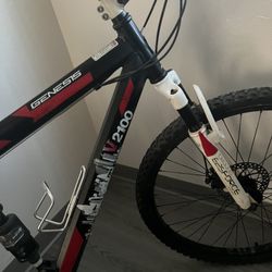 26" Men’s Genesis V2100 Mountain Bike – Great Condition, Ready to Ride!