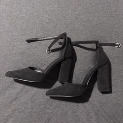 Size 6.5  Black Suede Pump