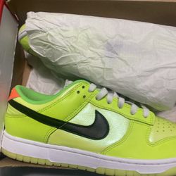 Nike Dunk Low SE Splash Volt