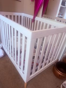 White baby crib