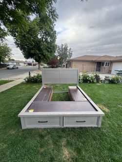 Beautiful storage bed from Bob’s furniture $$$400 free delivery in Fresno Island Clovis