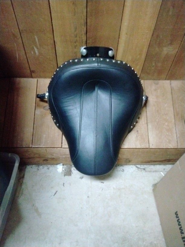 HARLEY DAVIDSON OEM Saddle Softail Studded Seat