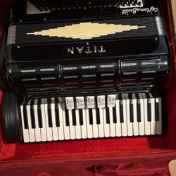 TITAN acordeón Good Condition 