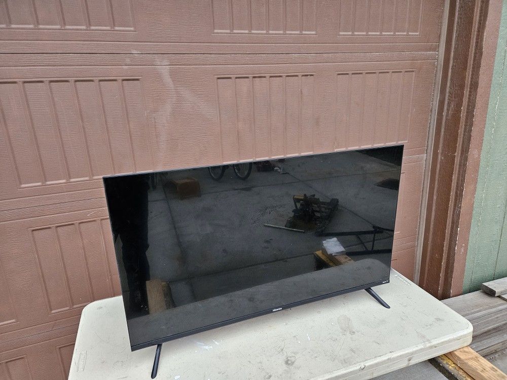 40" Hisense TV with Roku