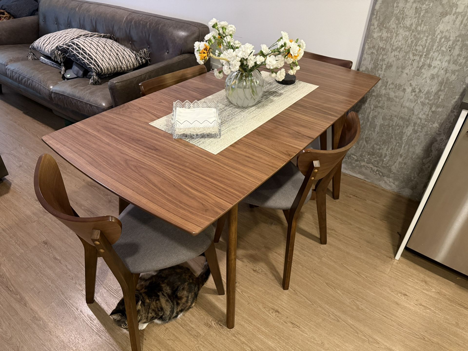 Dining Table With 4 Chairs - $500