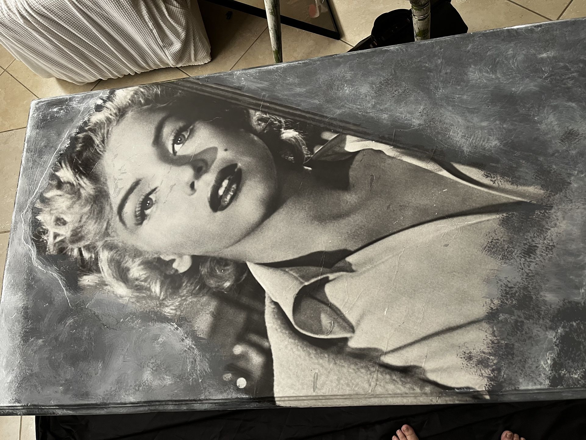 Marilyn Monroe desk