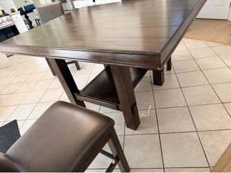 Extendable Woden table with 3 barstools