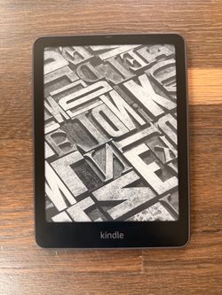 Kindle Paperwhite Signature Edition 32GB (12th Gen) + Leather Cover, Like New