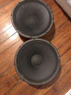 15 inches Yamaha 1000 watts each one