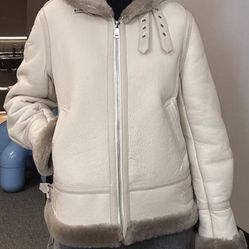 White woman sheep leather coat with a wool lining. New Super warm, windproof and rainproof