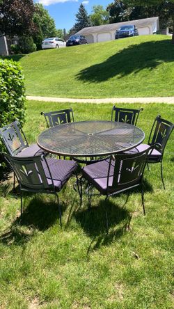 40 inch round outdoor table and chair set.