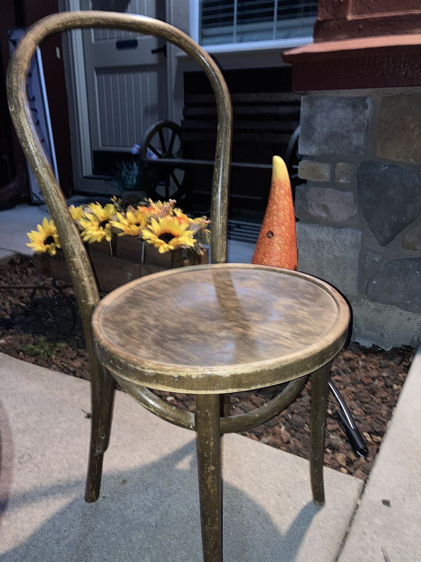 WOODEN CHAIR