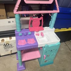 Gaby’s Doll House Kitchen. 