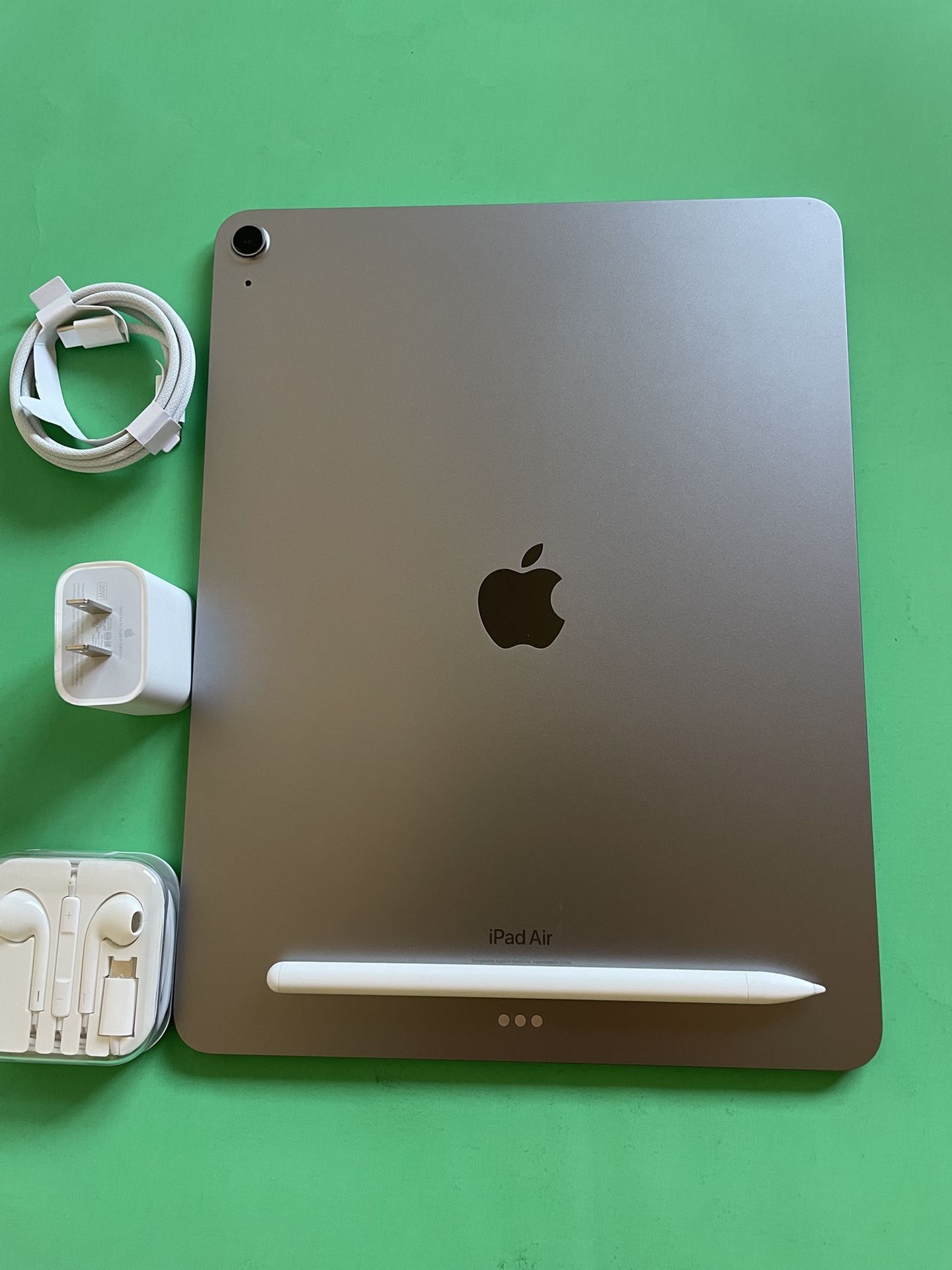 Apple IPad Air 13” (M2 chip / Newest 2024 ) 256GB with Pen, case & Accessories (warranty 11/ 2025)