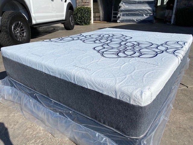 Cal King Bamboo Cool Gel Memory Foam!!