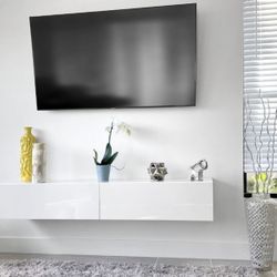 Glossy TV console 