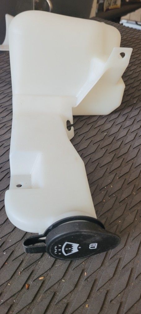 Windshield Fluid Reservoir