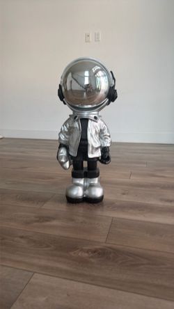 astronaut statue