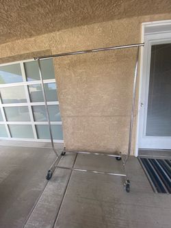 Rolling clothing rack