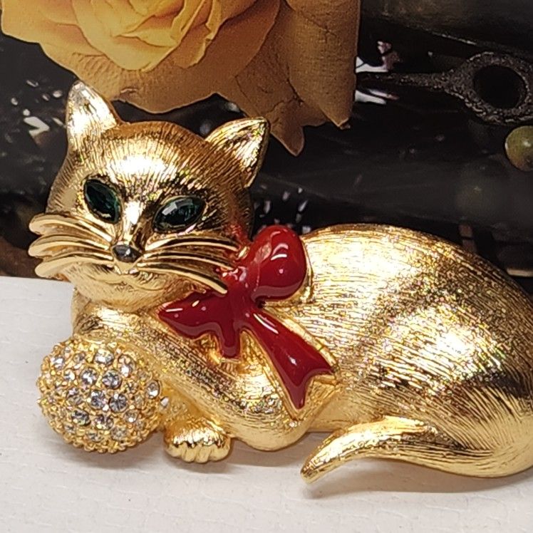 #2433, SIGNED NAPIER VINTAGE CAT BROOCH, RHINESTONES CLUSTER BALLS.