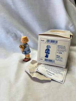 Goebel Hummel NO BASE “Girl With Nosegay” Box & COA