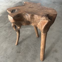 Natural wooden look tripod stand design solid wooden stool