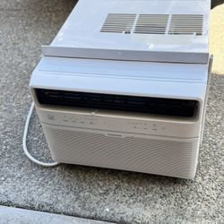 WINDOW TYPE AIR CONDITIONER