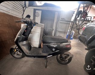 SWFT Maxx 400W Seated Electric Scooter Black, Hydraulic Brakes, Lights