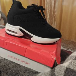 Women's sneakers size 8
