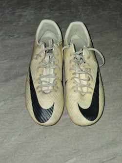 Soccer shoes