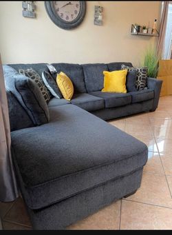 Perfect Sectional couch from Ashley furniture LIKE NEW
