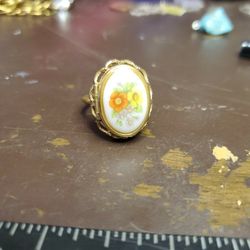 Avon VINTAGE goldtone FRENCH FLOWERS locket ring 1975