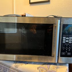 700-watt Microwave 