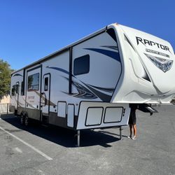 2018 Keystone Raptor Toy hauler 40ft 