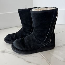 Ugg Woman’s Mayfair #5116 sherpa side zipper black Suede Leather boots Size 9