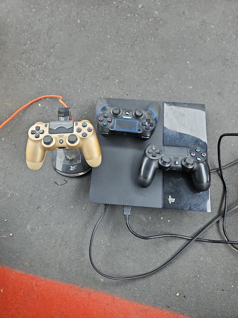 PS4 W/ 3 Controllers