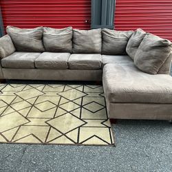 Sectional Couch!! Delivery Available 🚚!! Dimensions: 120.5” x 85” Length x 33” Height x 37” Depth