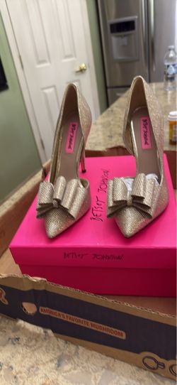 Women shoes size 7 new in box