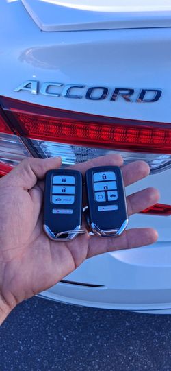 Car Keys And Remotes  / Llaves De Carro Y Controlles
