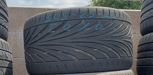 1x Used tire 305/25/20 Toyo