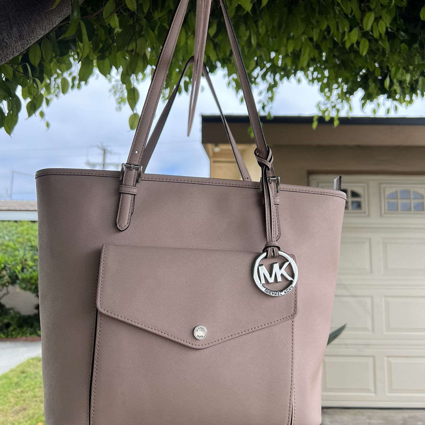 MICHAEL KORS BAGS for Sale in Santa Ana, CA - OfferUp
