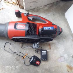 Toro BLOWER 60v BATERIE AND CHARGE 